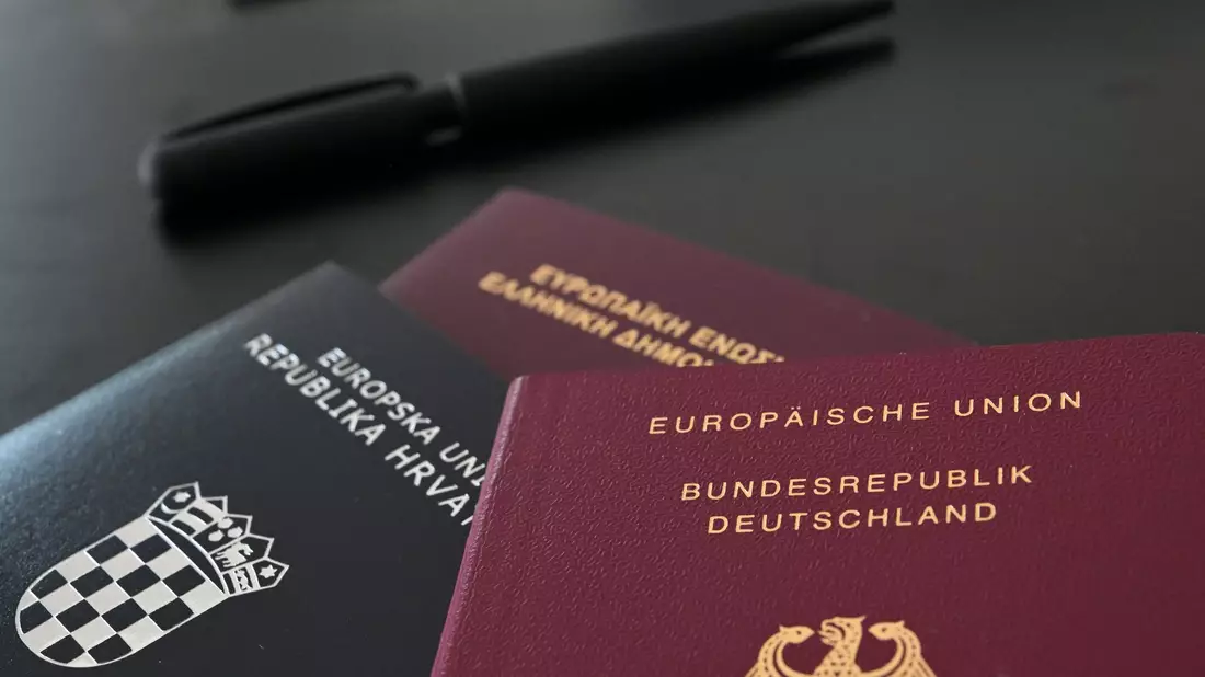 Das neue Staatsangehörigkeitsrecht hat vielerorts zu einem großen Andrang bei den für Einbürgerungen zuständigen Behörden geführt. (Archivbild)  - Bild: Marijan Murat/dpa