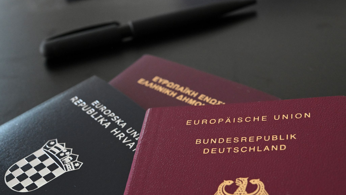 Das neue Staatsangehörigkeitsrecht hat vielerorts zu einem großen Andrang bei den für Einbürgerungen zuständigen Behörden geführt. (Archivbild)  - Foto: Marijan Murat/dpa