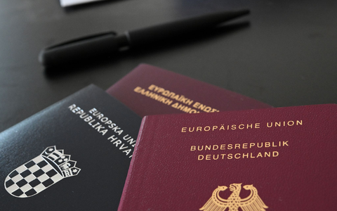Das neue Staatsangehörigkeitsrecht hat vielerorts zu einem großen Andrang bei den für Einbürgerungen zuständigen Behörden geführt. (Archivbild)  - Foto: Marijan Murat/dpa