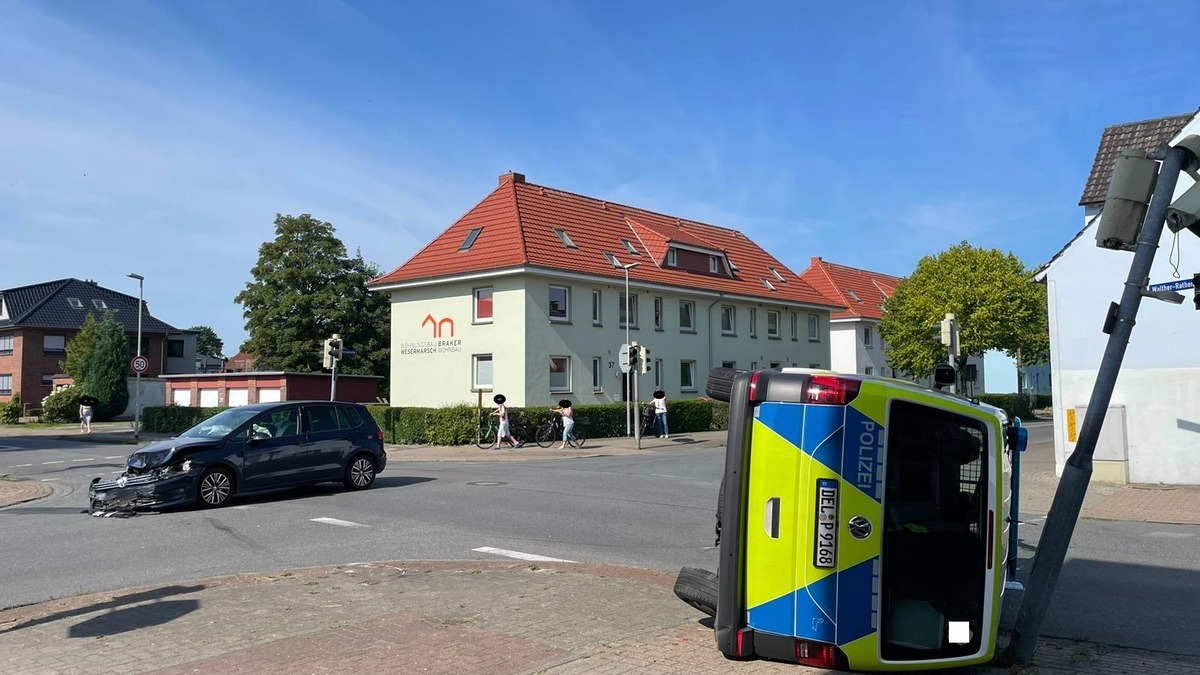 POL-CUX: PKW kollidiert in Nordenham mit Streifenwagen des Polizeikommissariats Nordenham auf Einsatzfahrt - Vier Personen leicht verletzt (Lichtbild in der Anlage) - Foto: presseportal.de