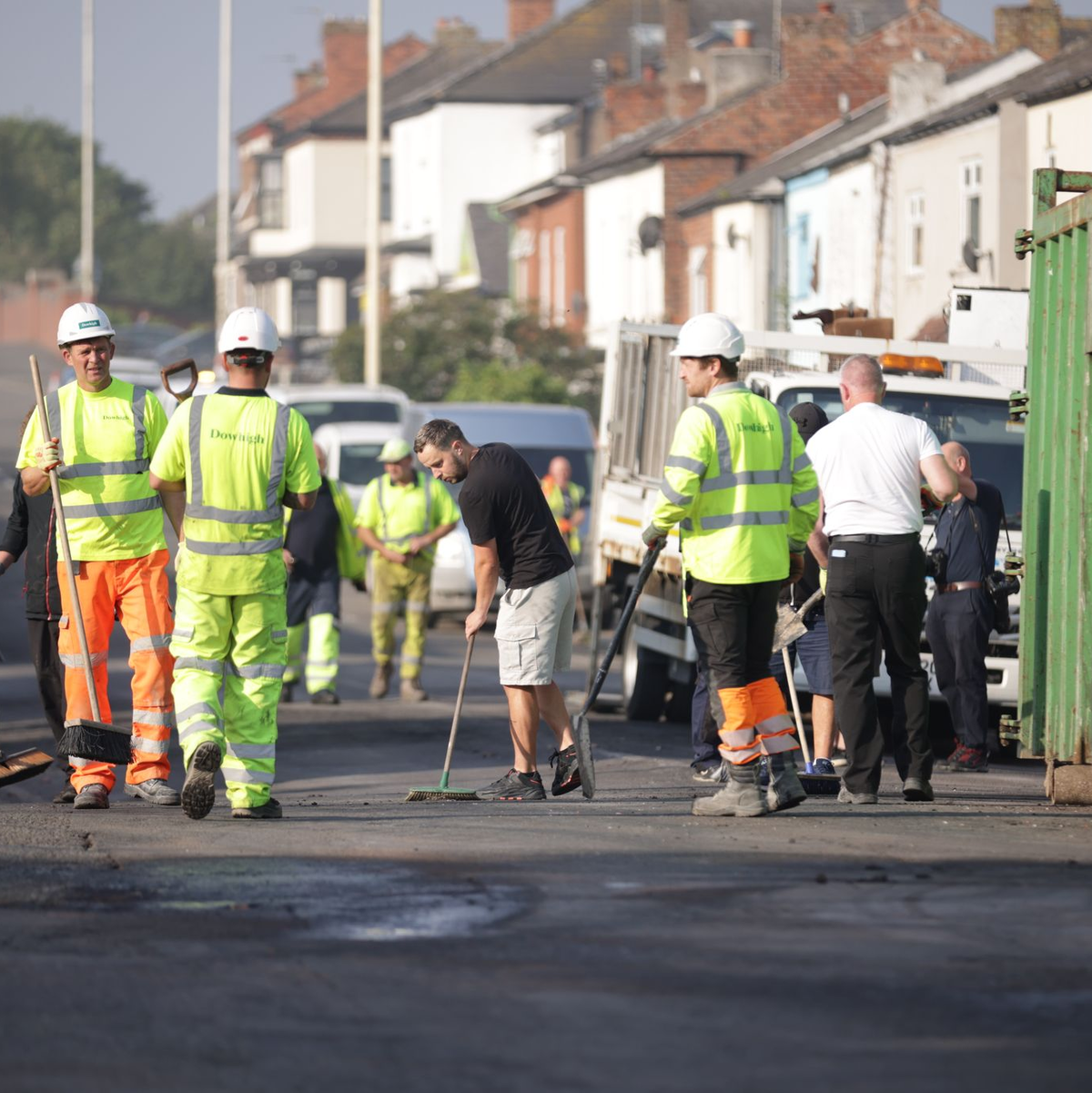 Anwohner und Einsatzkräfte räumen gemeinsam die Schäden der Nacht auf. - Foto: James Speakman/PA Wire/dpa