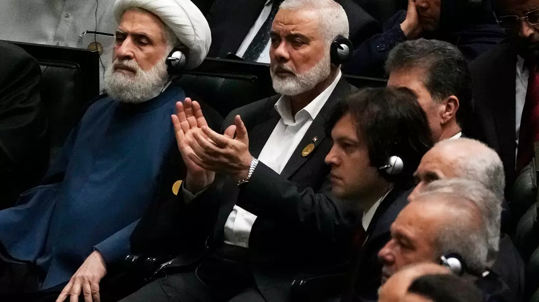 Ismail Hanija bei der Vereidigung von Irans Präsident Peseschkian. - Bild: Vahid Salemi/AP/dpa