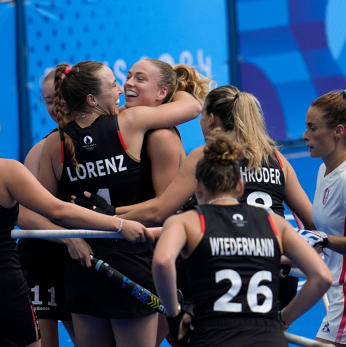 Deutschlands Hockey-Frauen siegen gegen den Olympia-Gastgeber. - Foto: Anjum Naveed/AP/dpa