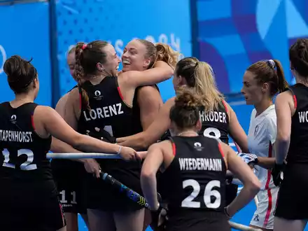 Deutschlands Hockey-Frauen siegen gegen den Olympia-Gastgeber. - Foto: Anjum Naveed/AP/dpa