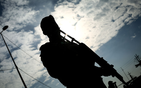 Hunderte demonstrieren im Irak nach der Nasrallah-Tötung nahe der US-Botschaft. - Foto: Ameer Al-Mohammedawi/dpa