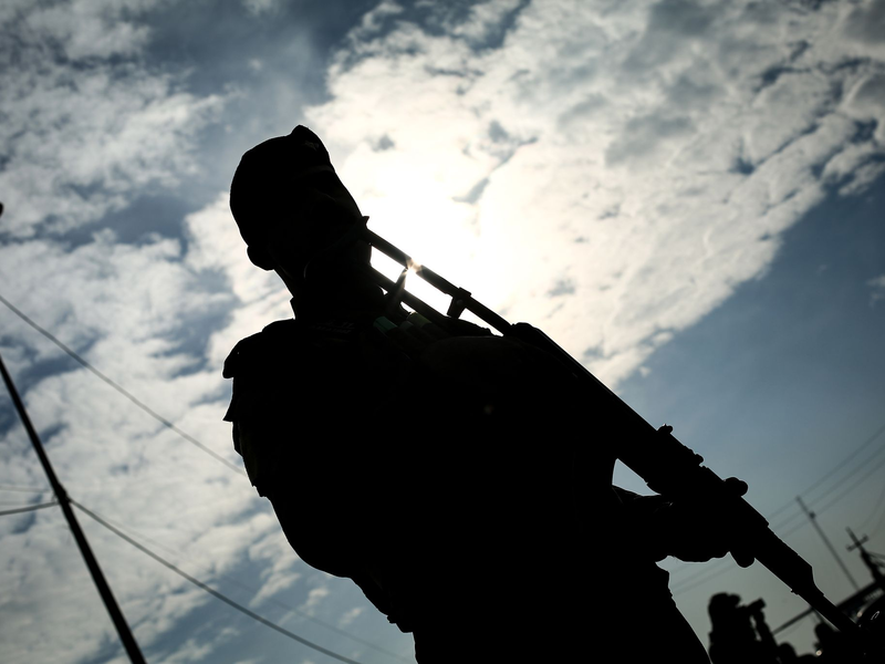 Hunderte demonstrieren im Irak nach der Nasrallah-Tötung nahe der US-Botschaft. - Foto: Ameer Al-Mohammedawi/dpa