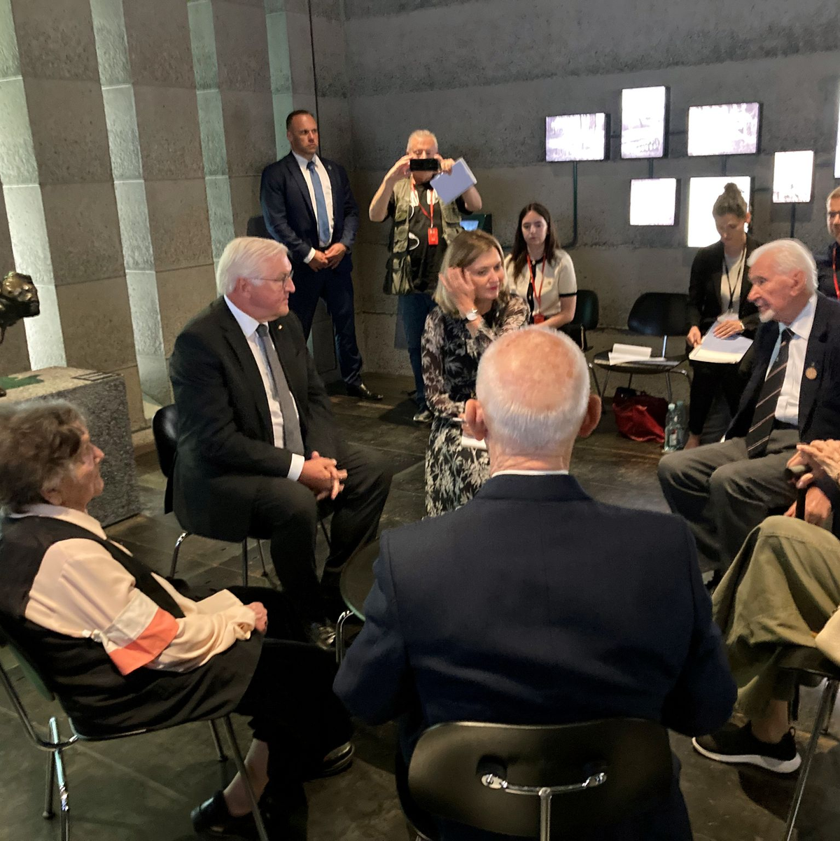 Der Bundespräsident spricht mit Vetranen des Aufstands. - Foto: Friedemann Kohler/dpa