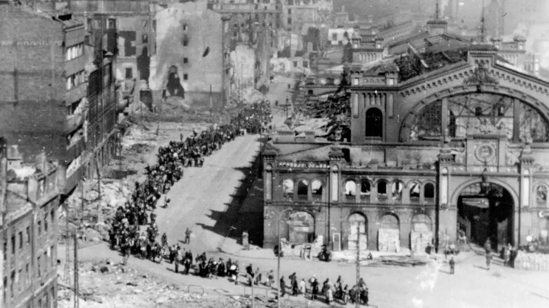 Für Polen ist die Zerstörung ihrer Hauptstadt 1944 noch eine sehr  präsente Erinnerung (Archivfoto). - Bild: -/Museum des Warschauer Aufstands/dpa