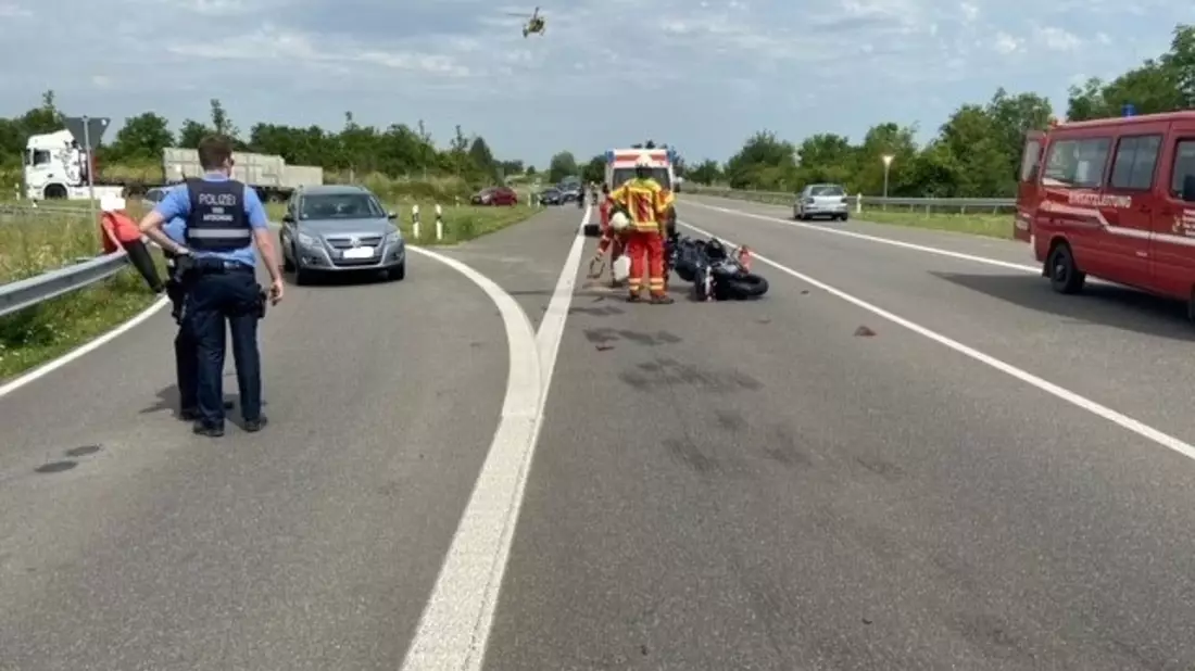 POL-PDNW: Schwerer Verkehrsunfall mit Motorradfahrer - Vollsperrung der B271 für eine Stunde - Bild: presseportal.de
