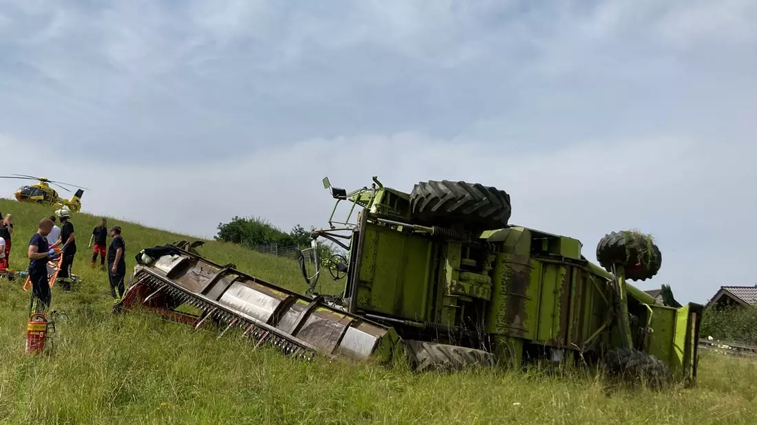 POL-DA: Birkenau-Hornbach: Mähdrescher überschlägt sich mehrfach/Rettungshubschrauber im Einsatz - Bild: presseportal.de