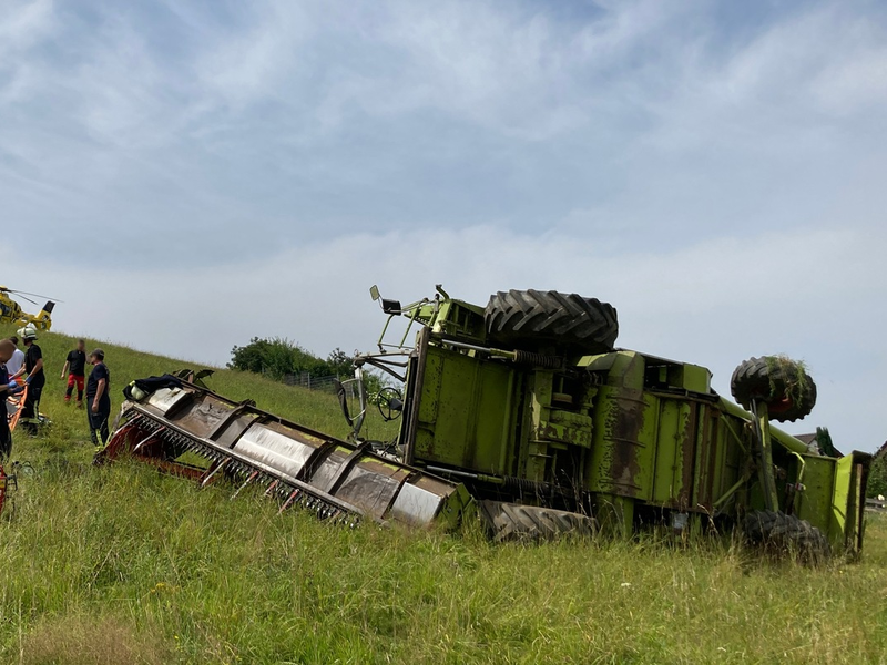 POL-DA: Birkenau-Hornbach: Mähdrescher überschlägt sich mehrfach/Rettungshubschrauber im Einsatz - Foto: presseportal.de