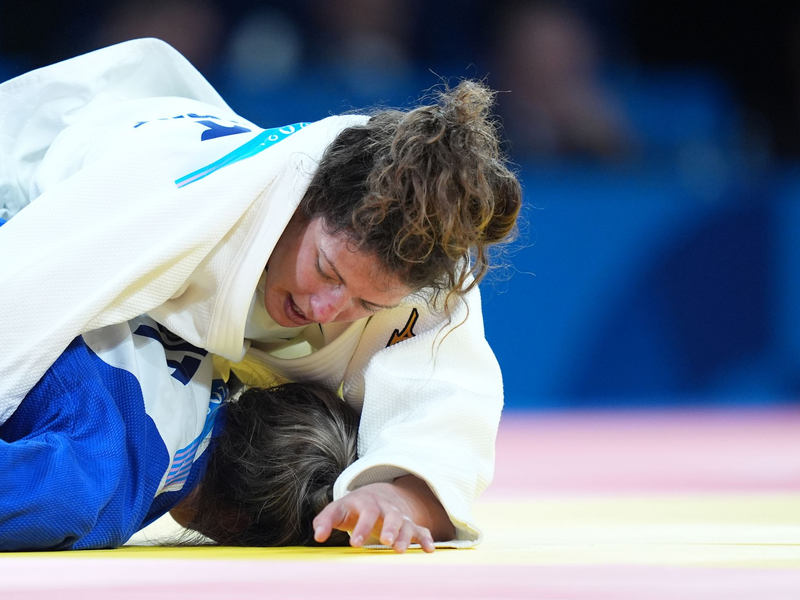 Miriam Butkereit (rechts) gerät im Finale in den entscheidenden Haltegriff. - Foto: Marcus Brandt/dpa