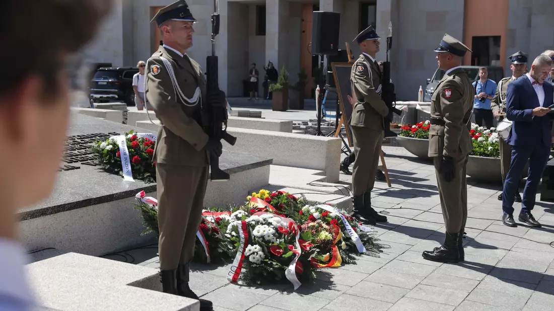 Blumen und militärische Ehren für die Toten des Warschauer Aufstands. - Bild: Tomasz Gzell/PAP/dpa