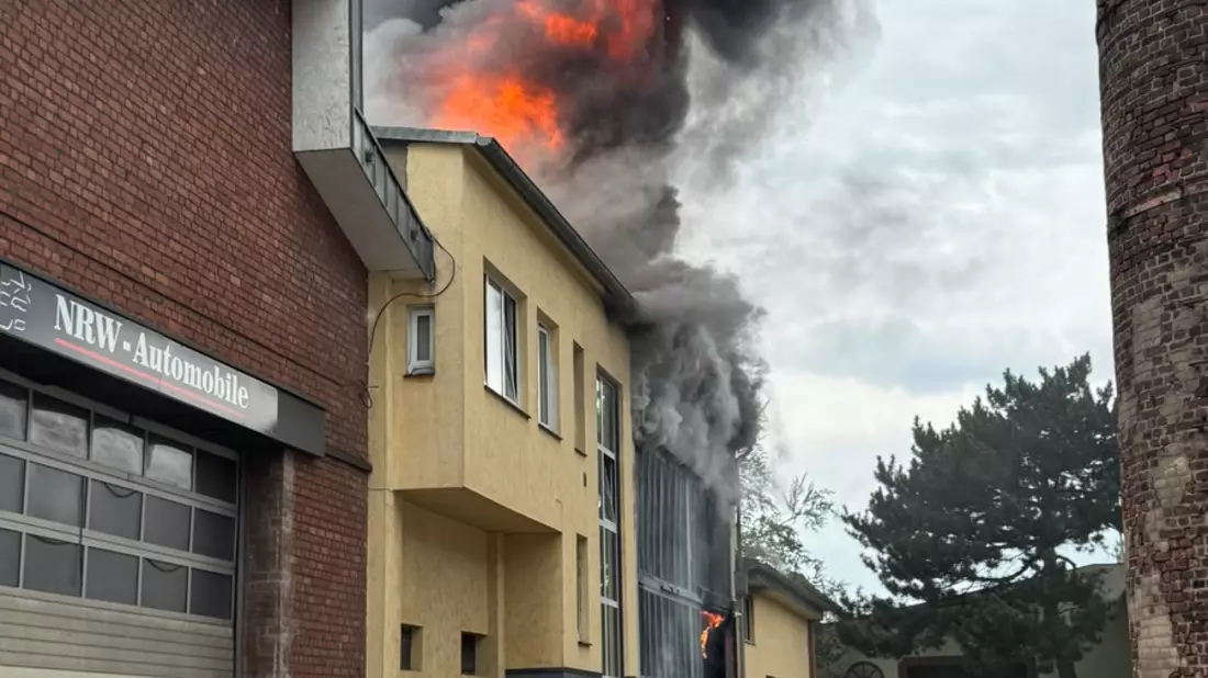 FW Ratingen: Großbrand in Gewerbegebiet - Rauchwolke zieht über Ratinger Stadtgebiet - Bild: presseportal.de