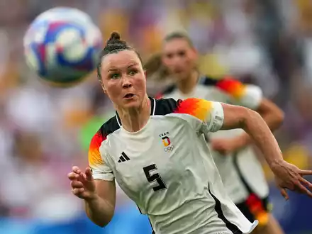 Fällt gegen Sambia aus: Marina Hegering - Foto: Daniel Cole/AP