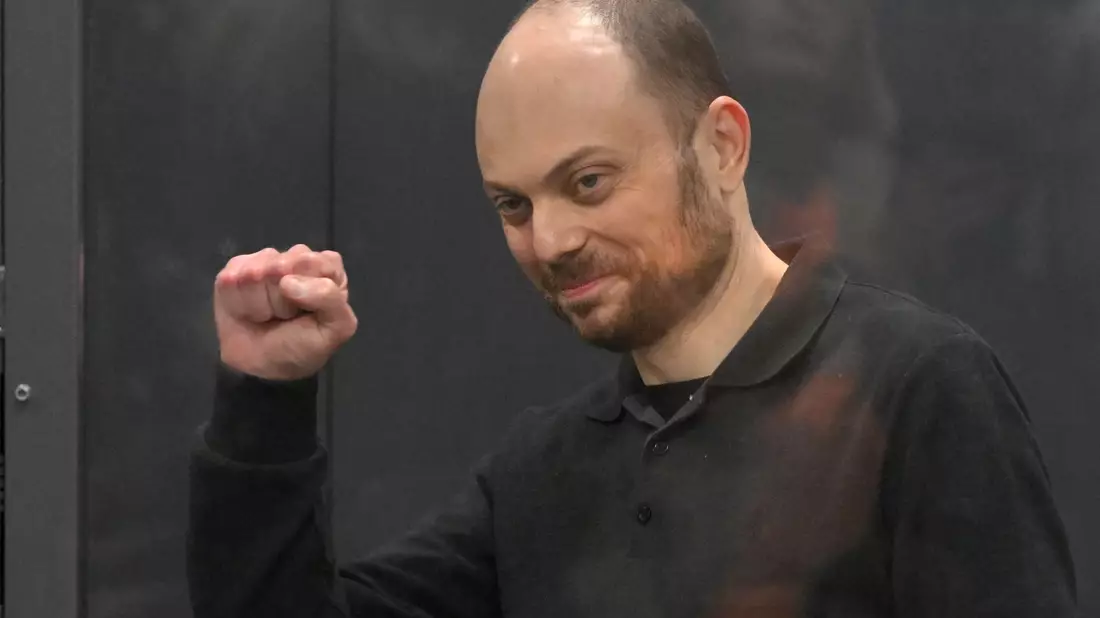 Viele zu langer Haft verurteilte Gegner von Kremlchef Wladimir Putin - wie der bekannteste Oppositionspolitiker Wladimir Kara-Mursa - gelten als politische Gefangene, ihr Verbleib ist nun unklar. (Archivbild) - Bild: Dmitry Serebryakov/AP/dpa