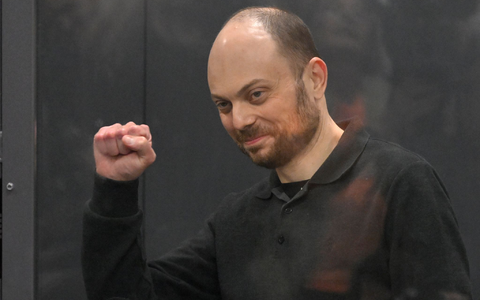 Viele zu langer Haft verurteilte Gegner von Kremlchef Wladimir Putin - wie der bekannteste Oppositionspolitiker Wladimir Kara-Mursa - gelten als politische Gefangene, ihr Verbleib ist nun unklar. (Archivbild) - Foto: Dmitry Serebryakov/AP/dpa