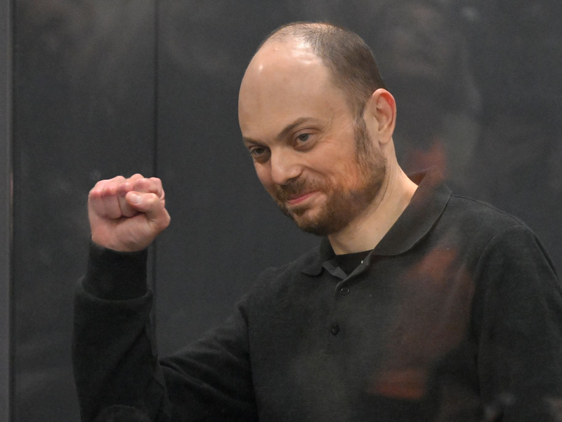 Viele zu langer Haft verurteilte Gegner von Kremlchef Wladimir Putin - wie der bekannteste Oppositionspolitiker Wladimir Kara-Mursa - gelten als politische Gefangene, ihr Verbleib ist nun unklar. (Archivbild) - Foto: Dmitry Serebryakov/AP/dpa