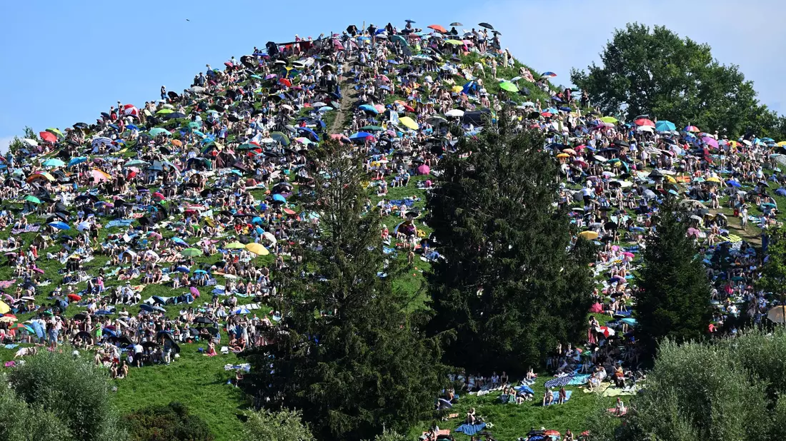 Wie beim Swift-Konzert jüngst in München werden in Wien auch viele Fans außerhalb des Stadions erwartet (Archivbild) - Bild: Felix Hörhager/dpa