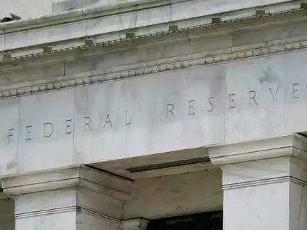 Die Federal Reserve beließ den Leitzins bei nun acht Entscheidungen in Folge unverändert. (Archivbild) - Foto: Patrick Semansky/AP/dpa