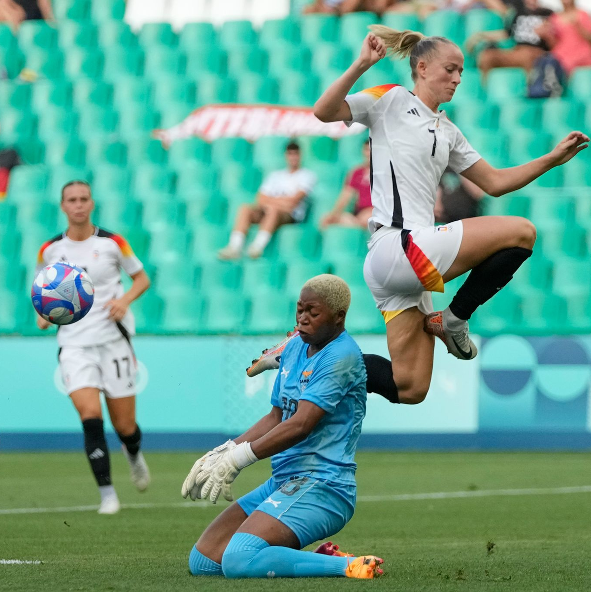 Obenauf: Lea Schüller und die DFB-Frauen - Foto: Silvia Izquierdo/AP/dpa