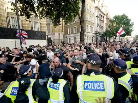 In London eskalierten Proteste von Ultranationalisten. - Foto: Jordan Pettitt/PA Wire/dpa