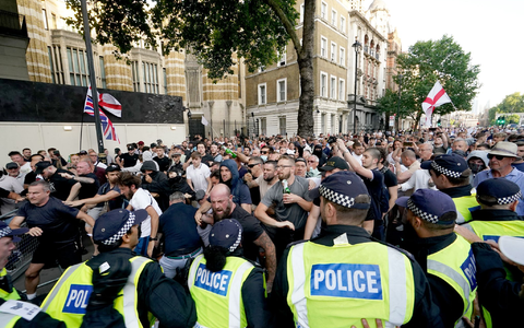 In London eskalierten Proteste von Ultranationalisten. - Foto: Jordan Pettitt/PA Wire/dpa