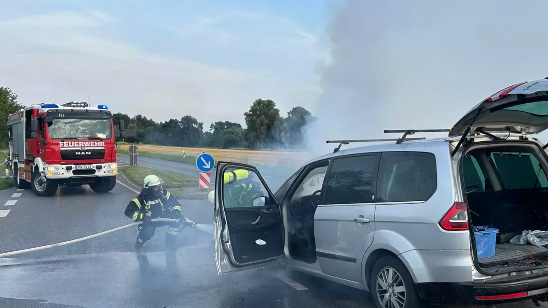 FW Moers: PKW brannte auf Kreuzung in Moers-Repelen / Fahrer trennte Anhänger vom Fahrzeug - Bild: presseportal.de