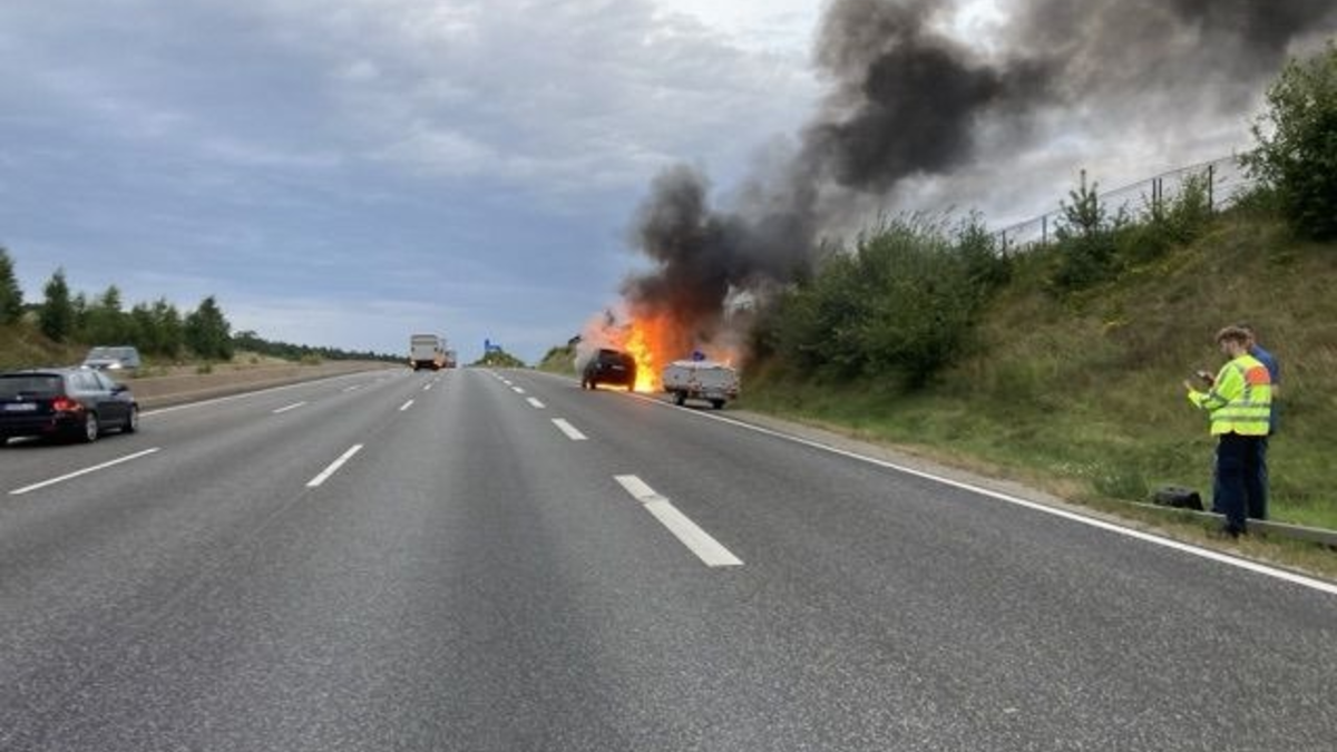 POL-OH: Brennendes Fahrzeuggespann auf der Autobahn 4 - Abfahrt Friedewald - Foto: presseportal.de