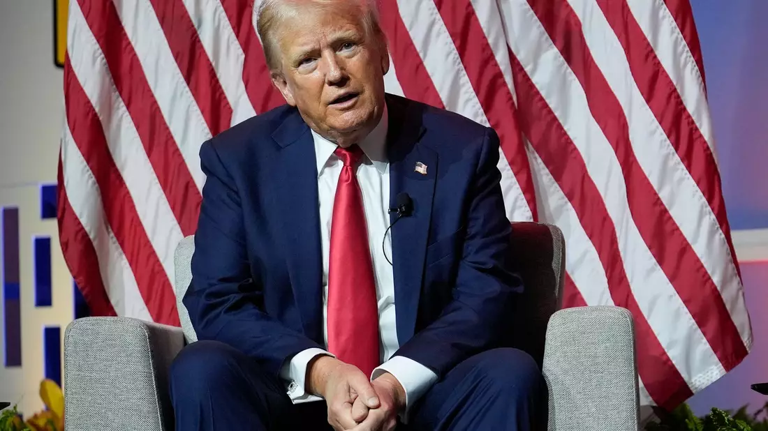 Der republikanische US-Präsidentschaftskandidat Donald Trump hat seinen Vize J.D. Vance halbherzig gegen Kritik verteidigt und dessen Bedeutung im Wahlkampf heruntergespielt. - Bild: Charles Rex Arbogast/AP/dpa