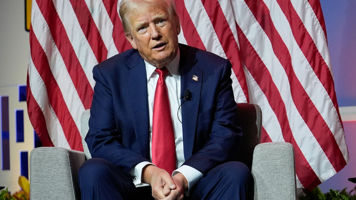 Der republikanische US-Präsidentschaftskandidat Donald Trump hat seinen Vize J.D. Vance halbherzig gegen Kritik verteidigt und dessen Bedeutung im Wahlkampf heruntergespielt. - Foto: Charles Rex Arbogast/AP/dpa