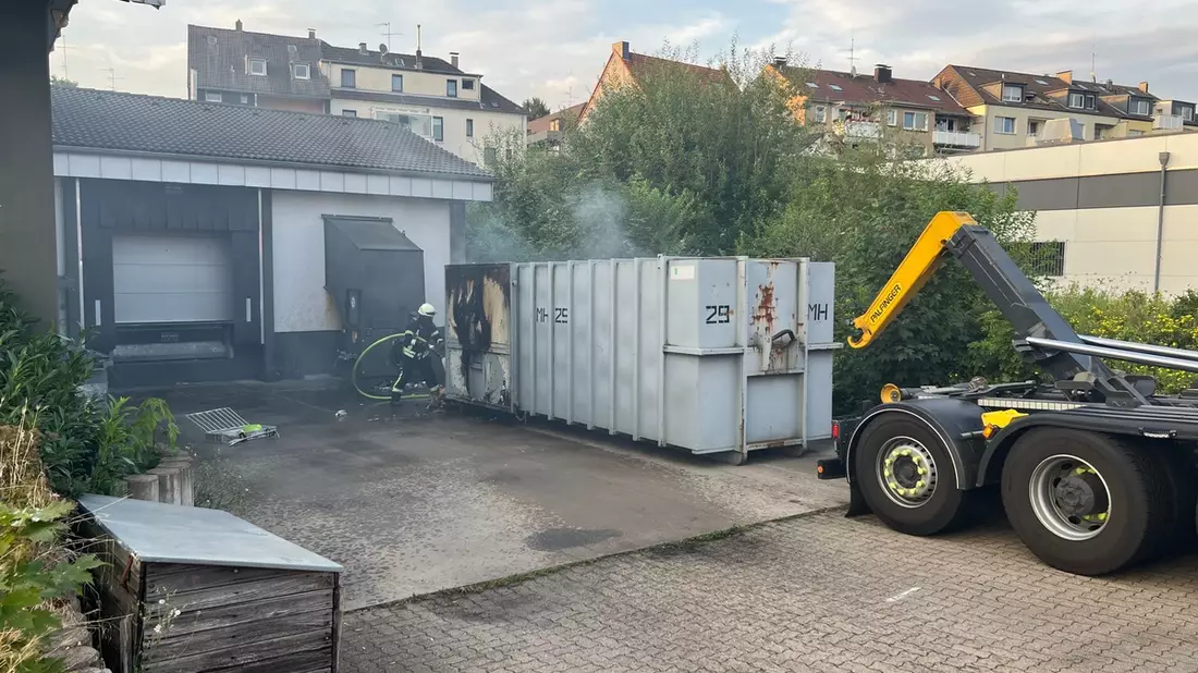 FW-MH: Containerbrand führt zu aufwändigem Löscheinsatz - Bild: presseportal.de