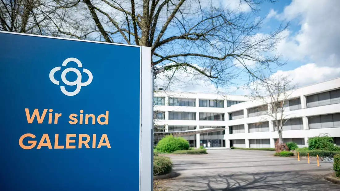 Blick auf die Firmenzentrale von Galeria Kaufhof in Essen. Das Insolvenzverfahren des Warenhauskonzerns wurde aufgehoben. - Bild: Fabian Strauch/dpa