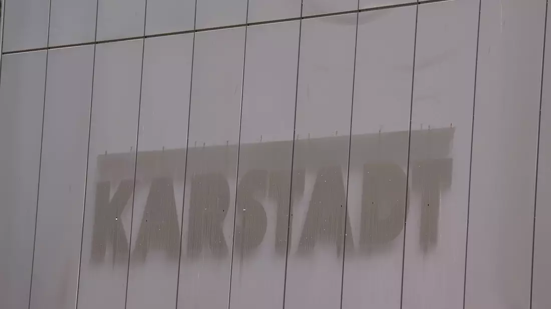 Der Schriftzug «Karstadt» ist an der Fassade einer geschlossenen Karstadt-Filiale im Stadtteil Hamburg-Harburg zu erahnen. - Bild: Marcus Brandt/dpa
