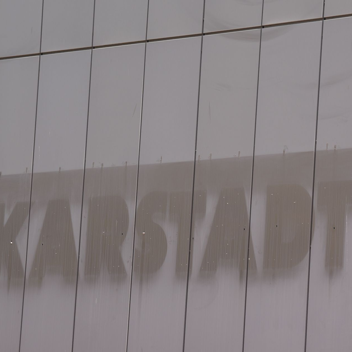 Der Schriftzug «Karstadt» ist an der Fassade einer geschlossenen Karstadt-Filiale im Stadtteil Hamburg-Harburg zu erahnen. - Foto: Marcus Brandt/dpa