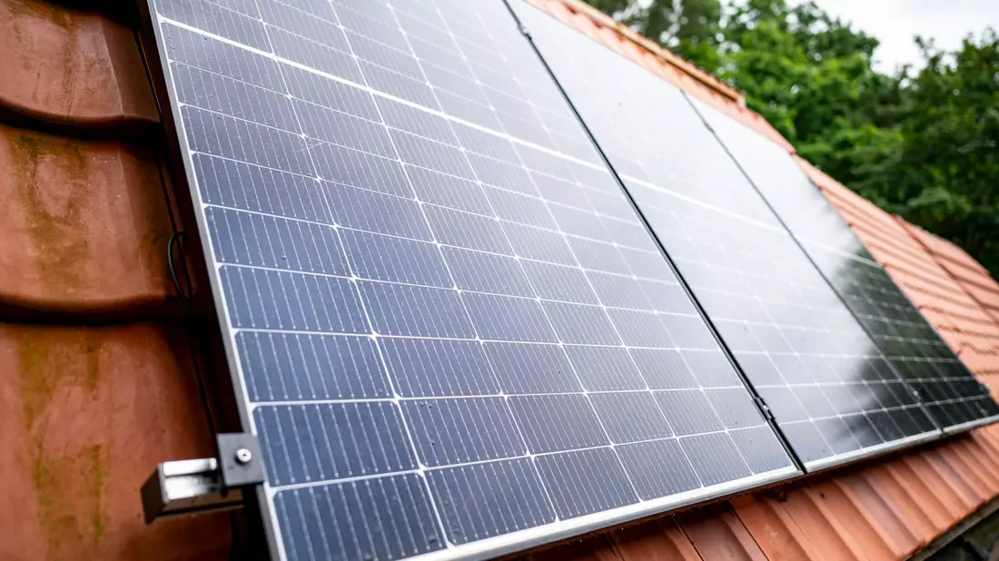 Wer ab dem 1. August eine Solaranlage in Betrieb genommen hat, bekommt bei einer Teileinspeisung nur 8,03 Cent pro Kilowattstunde (Archivbild).  - Bild: Fabian Sommer/dpa