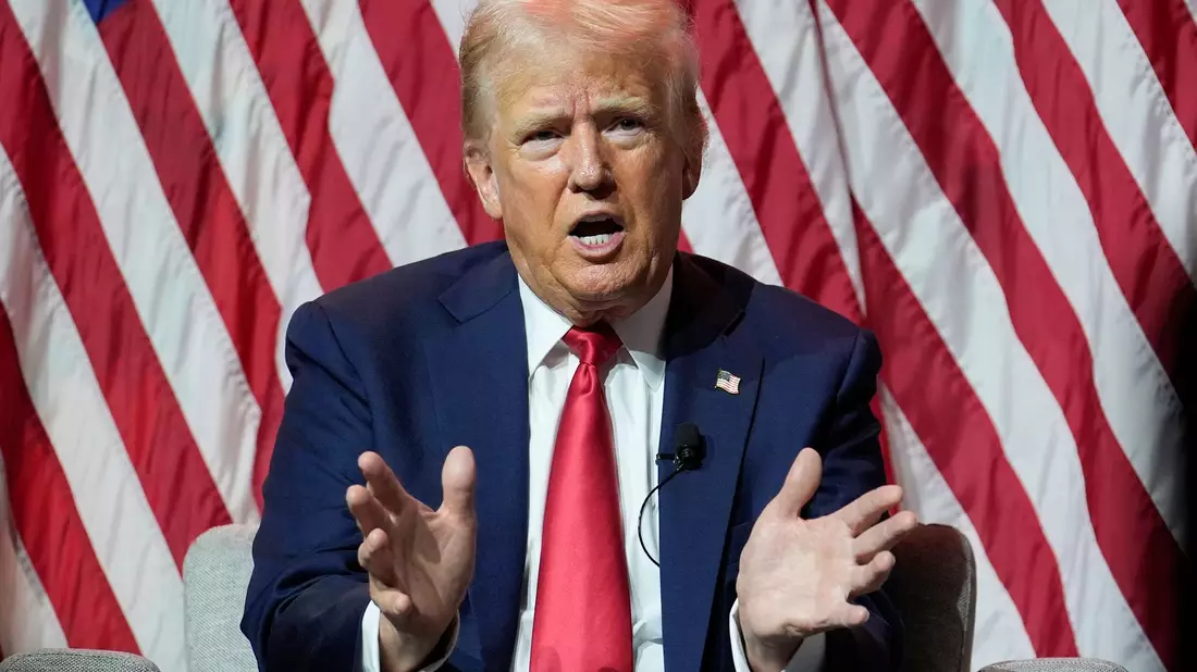 US-Präsidentschaftskandidat Donald Trump instrumentalisiert Herkunft und Hautfarbe seiner Konkurrentin. - Bild: Charles Rex Arbogast/AP/dpa