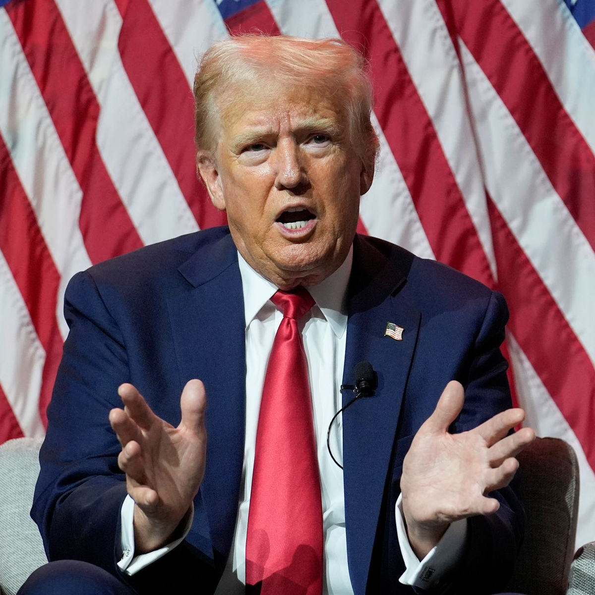 US-Präsidentschaftskandidat Donald Trump instrumentalisiert Herkunft und Hautfarbe seiner Konkurrentin. - Foto: Charles Rex Arbogast/AP/dpa