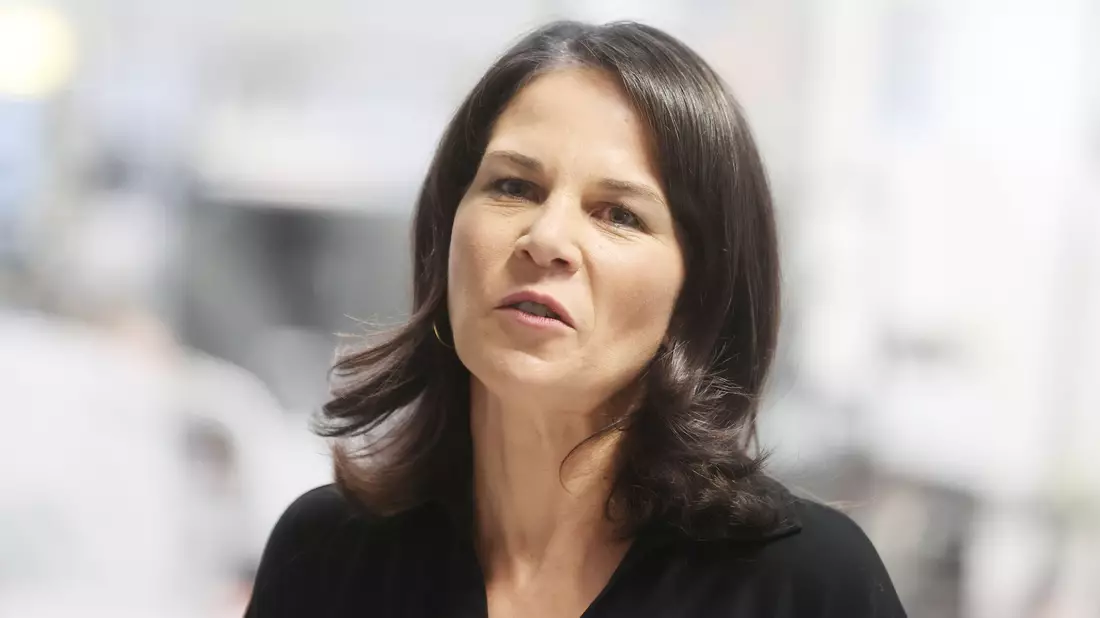 FDP-Generalsekretär Djir-Sarai wirft Außenministerin Baerbock eine Blockadehaltung vor.  - Bild: Bodo Schackow/dpa