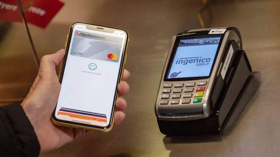 Apple Pay ist in Deutschland die populärste digitale Bezahlmethode an der Kasse. - Bild: Lino Mirgeler/dpa
