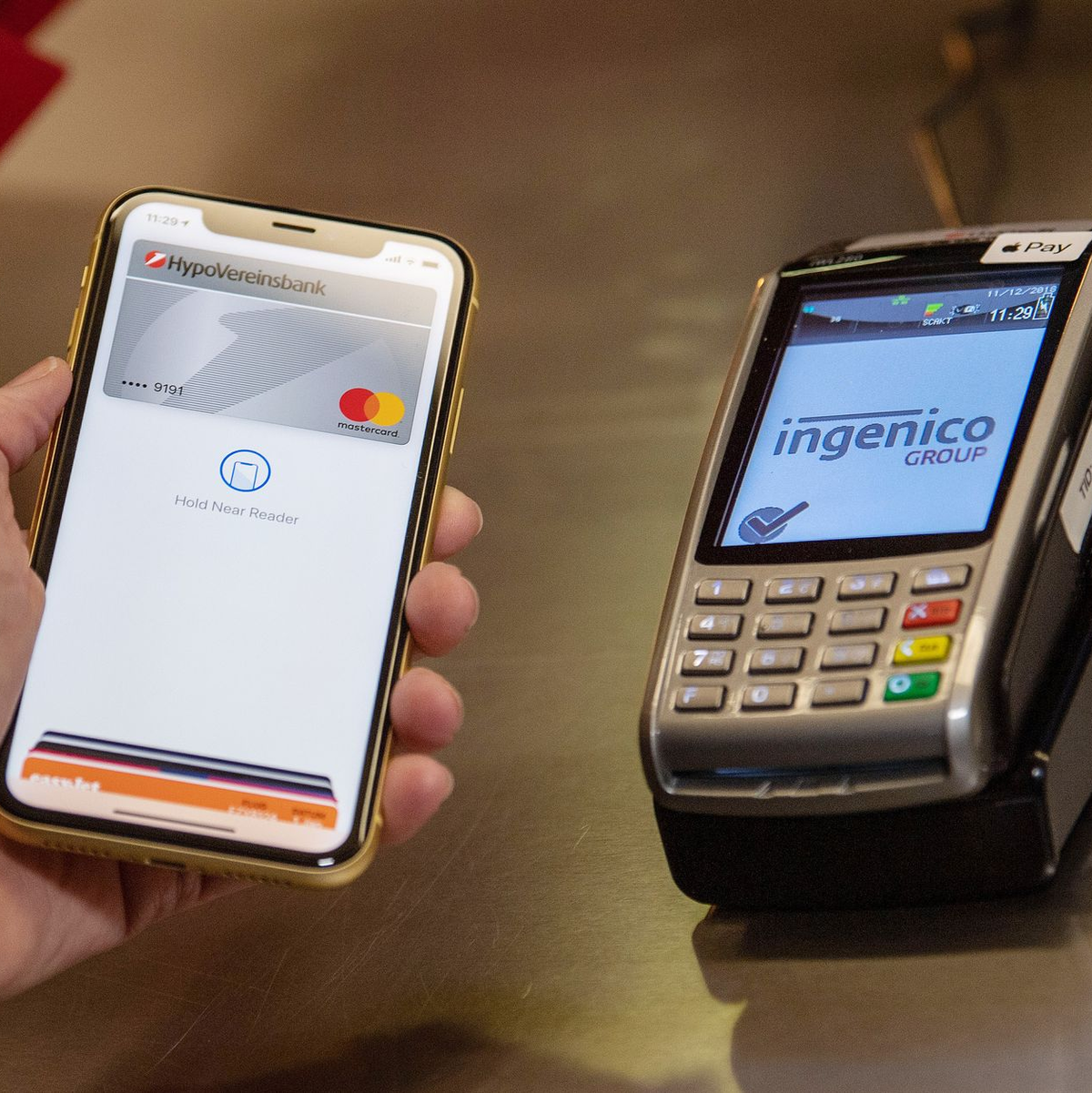 Apple Pay ist in Deutschland die populärste digitale Bezahlmethode an der Kasse. - Foto: Lino Mirgeler/dpa