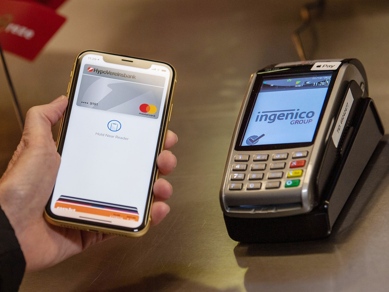 Apple Pay ist in Deutschland die populärste digitale Bezahlmethode an der Kasse. - Foto: Lino Mirgeler/dpa