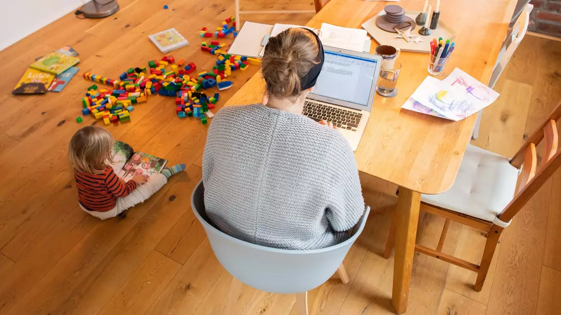 Die Grünen fordern das Recht auf Homeoffice. Um Famile und Beruf unter einen Hut zu bringen, sei das gerade für Frauen wichtig. (Archivbild) - Bild: Julian Stratenschulte/dpa/dpa-tmn