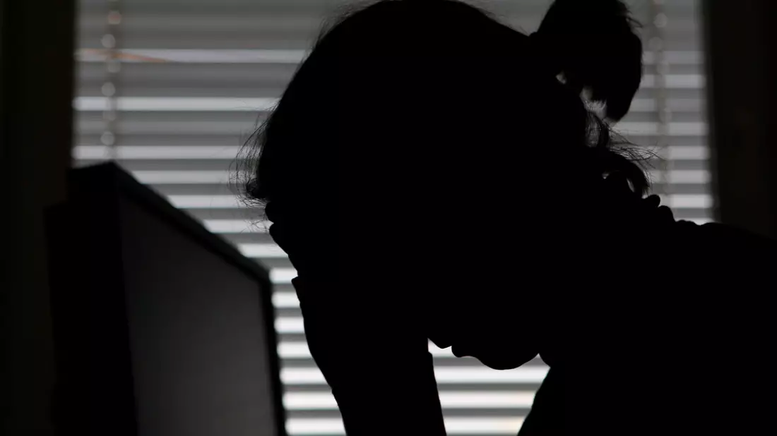 Studie im Auftrag der KKH: 43 Prozent der Berufstätigen fühlen sich im Job häufig hohem Druck und Belastungen ausgesetzt. (Symbolbild) - Bild: Marijan Murat/dpa