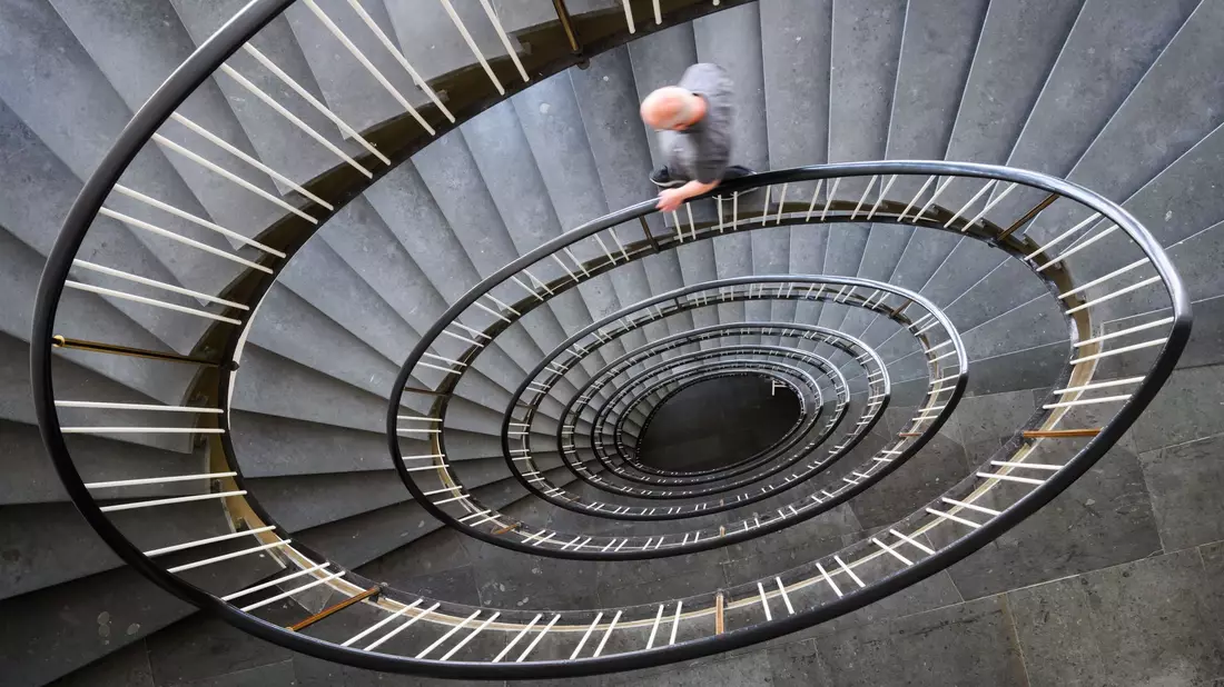 Wendeltreppe abwärts - wenn der eigene Perfektionismus für massiven Stress sorgt. (Symbolbild) - Bild: Julian Stratenschulte/dpa