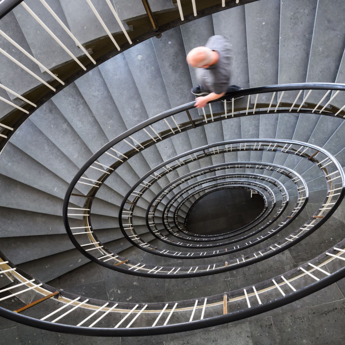 Wendeltreppe abwärts - wenn der eigene Perfektionismus für massiven Stress sorgt.  - Foto: Julian Stratenschulte/dpa