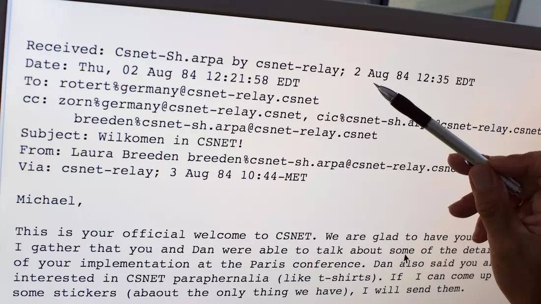 Kein Hallo, eher schnörkellos: Das ist die erste E-Mail die jemals in Deutschland ankam. (Archivbild) - Bild: picture alliance / dpa