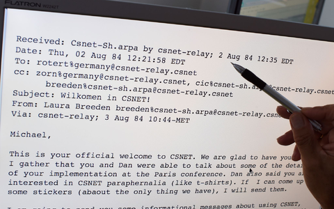 Kein Hallo, eher schnörkellos: Das ist die erste E-Mail die jemals in Deutschland ankam. (Archivbild) - Foto: picture alliance / dpa