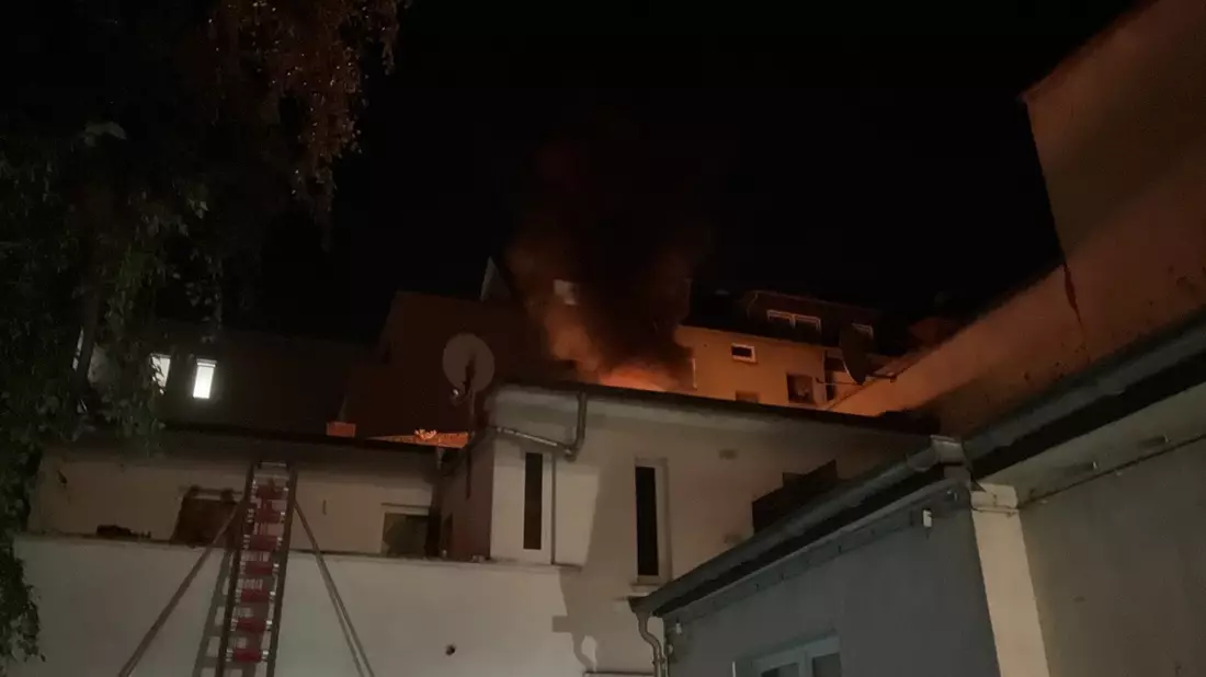 FW-DO: Flachdachbrand stellt die Feuerwehr vor Herausforderung - Bild: presseportal.de