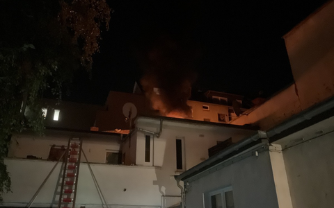 FW-DO: Flachdachbrand stellt die Feuerwehr vor Herausforderung - Foto: presseportal.de